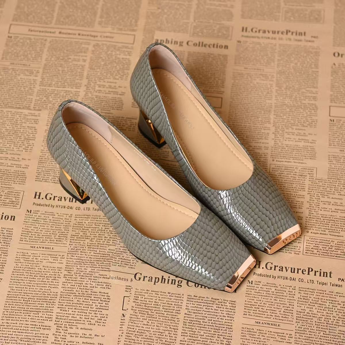 Women's French-style Snake-pattern Chunky-heel Versatile Soft-soled Leather Shoes